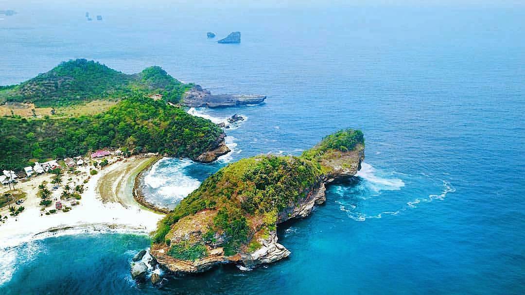 BATU BENGKUNG BEACH 